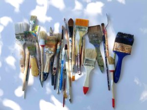 Pinsel und Materialien auf Leinwand